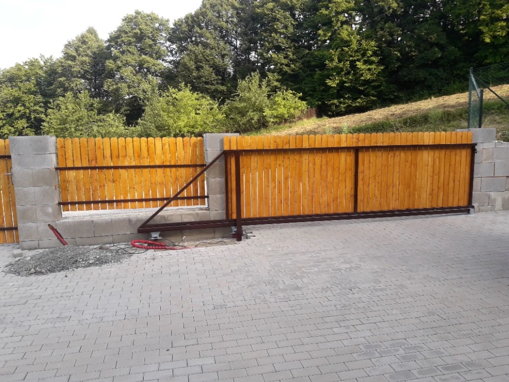 Samonosná pojezdová brána s automatickým pohonem