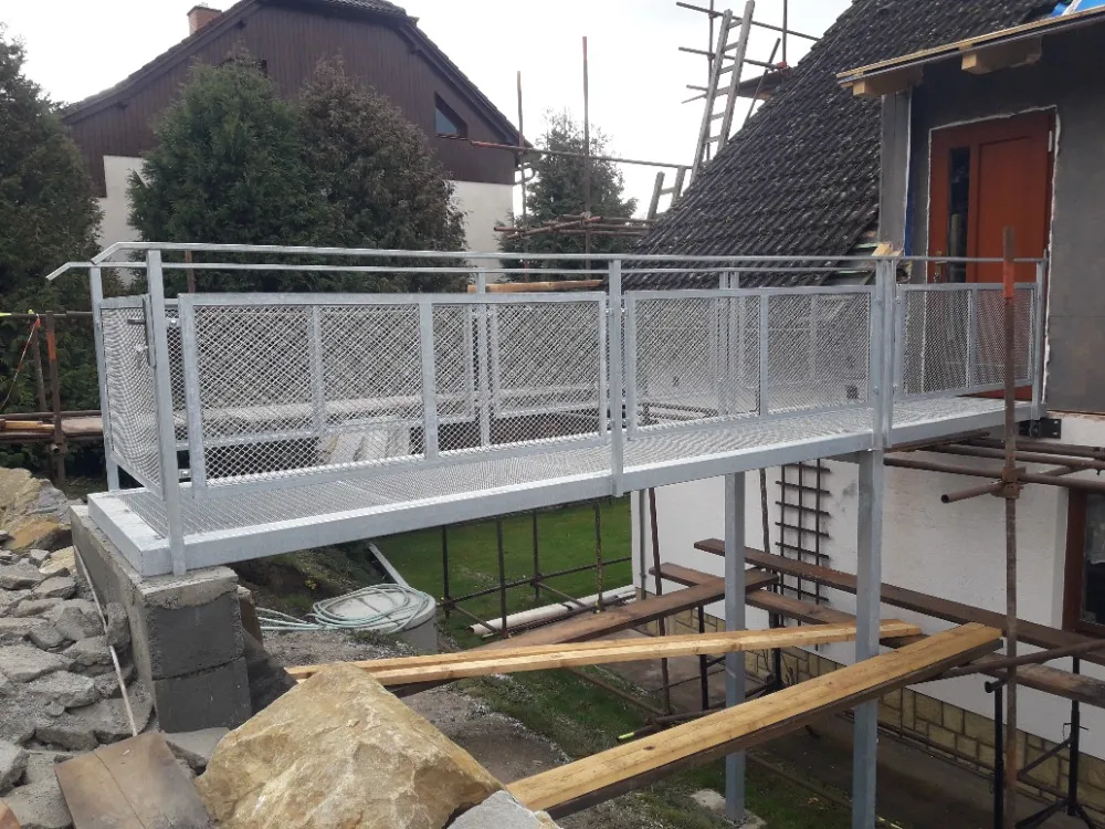 Zakázková výroba ocelové lávky k rodinnému domu