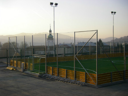 Realizace moderního oplocení multifunkčního hřiště na Vsetíně