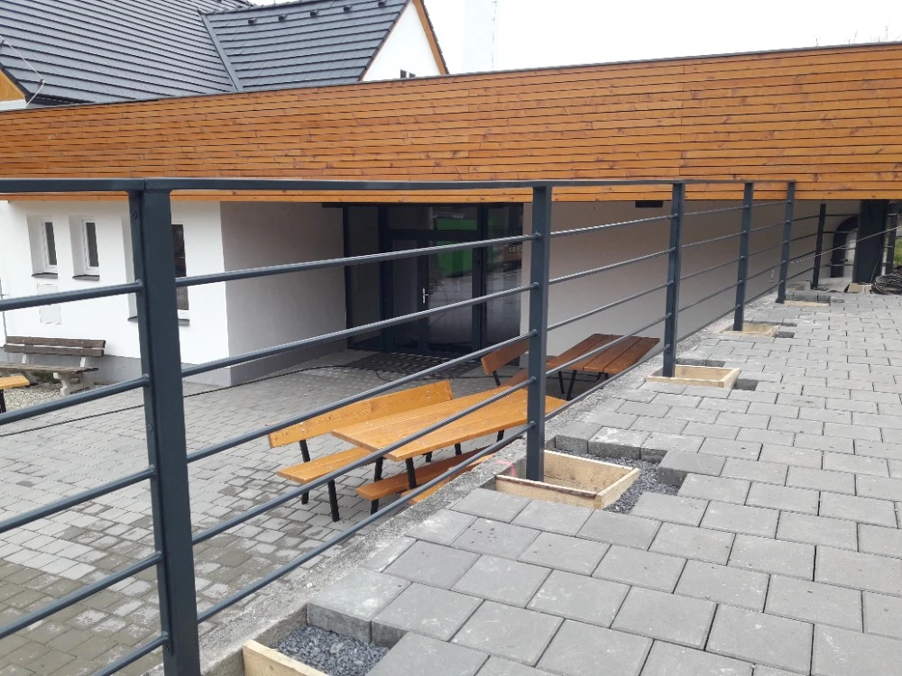 Moderní kovové zábradlí na míru pro schodiště a terasy